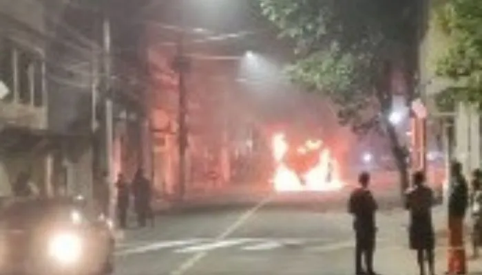 Imagem ilustrativa da imagem Após morte de jovem, moradores colocam fogo em ônibus em Vila Velha