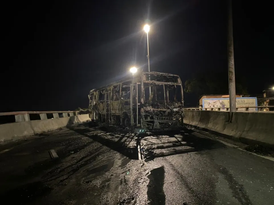 Imagem ilustrativa da imagem Troca de tiros, ônibus incendiados e ponte fechada marcam noite em Vila Velha