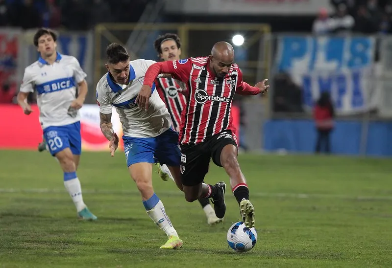 Imagem ilustrativa da imagem Com três jogadores a menos, São Paulo derrota Universidad Católica