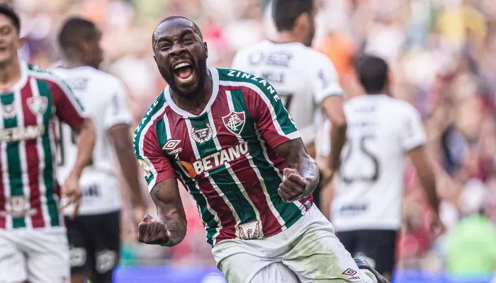 Imagem ilustrativa da imagem Fluminense faz 4 a 0 no Corinthians e sobe no Brasileirão