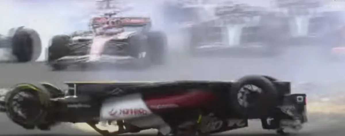 Imagem ilustrativa da imagem Zhou recebe alta após grave acidente em Silverstone e Russell se pronuncia