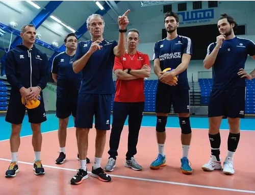 
          Imagem ilustrativa da imagem Bernardinho diz que pediu demissão da seleção francesa para cuidar da filha
          