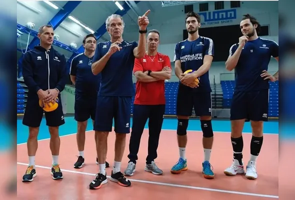 Bernardinho conversa com os jogadores da seleção francesa