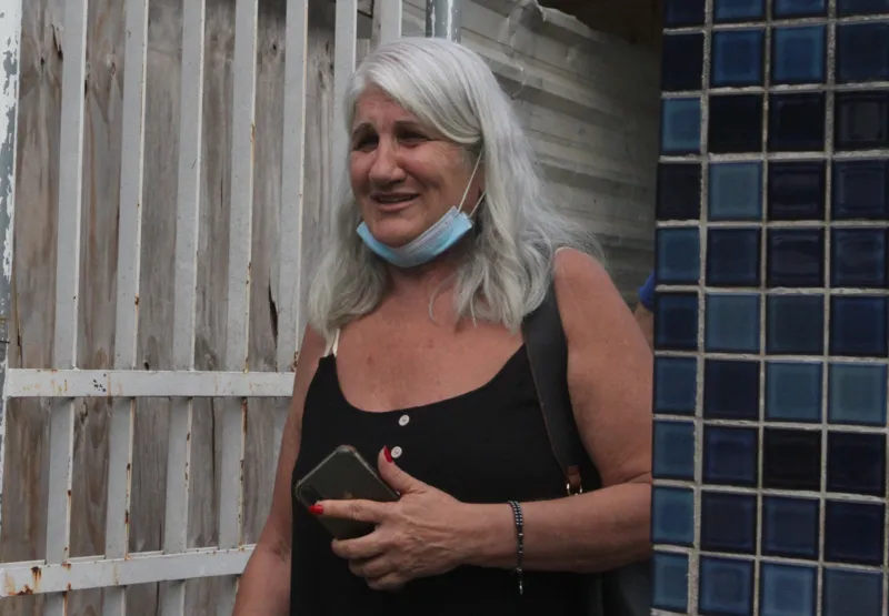 Aposentada Márcia Diniz, de 62 anos, esteve no Departamento Médico Legal (DML) de Vitória para liberar o corpo do filho: ela pede que seja feita justiça
