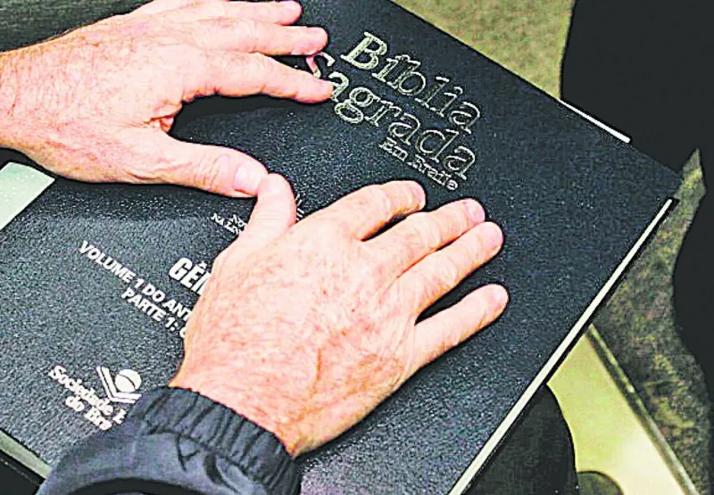 Bíblia em braile: Sociedade Bíblica faz campanha de inclusão.