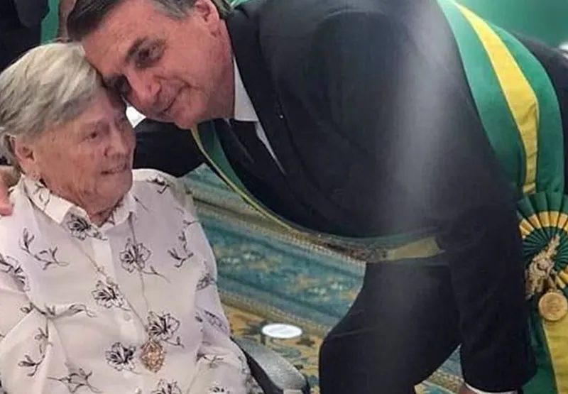 Jair Bolsonaro com a mãe no dia de sua posse.
