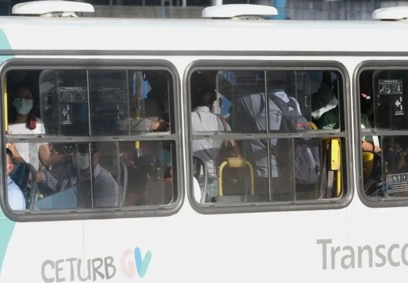 Passageiros têm de enfrentar ônibus lotados. Eles reclamam que muitos coletivos já saem cheios dos terminais