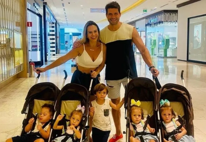 Mariana e Jayme em passeio com os filhos: 1ª viagem de avião foi a  Curitiba