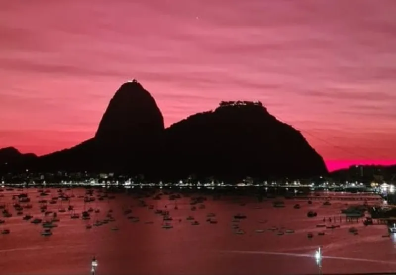 Poluição faz céu do Rio de Janeiro ficar rosado