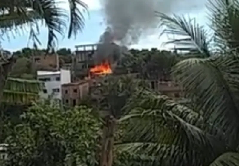 Casa pega fogo e fica destruída  em Cariacica