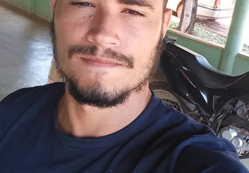 Filho de prefeita em Goiás morre eletrocutado ao reformar escola
