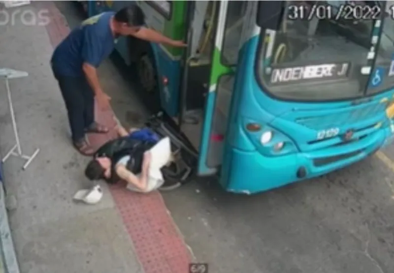 Cadeirante atropelada por ônibus tem alta do hospital