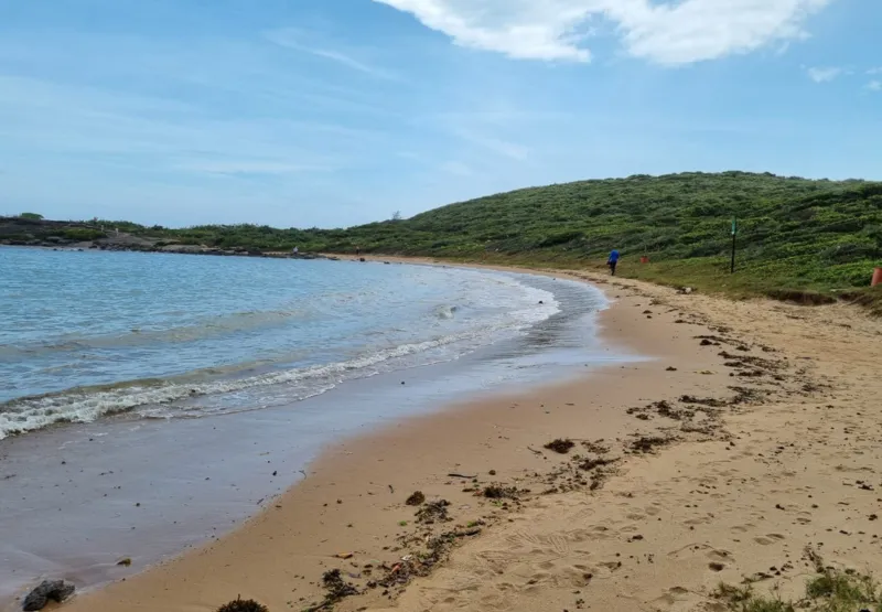 Praia do Ermitão, em Guarapari, onde o jovem de 21 anos foi encontrado com a barriga aberta