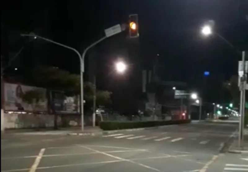 Semáforos ficaram piscando no amarelo no cruzamento das avenidas Nossa Senhora da Penha e Rio Branco.