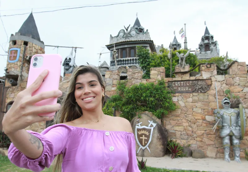 A influencer digital Graciely Cardozo visitou o castelo da Barra do Jucu pela primeira vez