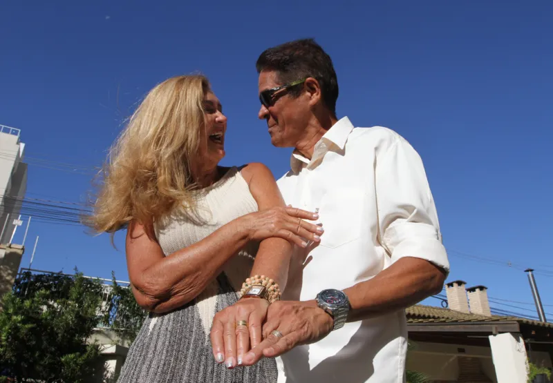 Casal Maria de Fátima, 62 anos, e Ronaldo Barbosa, 61, depois de namorar a distância, oficializou a união em 2021