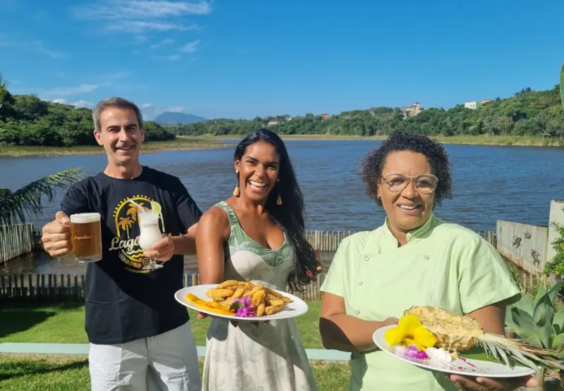 Ronaldo, Bárbara e Léia abriram suas casas para receber   turistas com boa refeição e bela vista para lagoa, em Guarapari |
