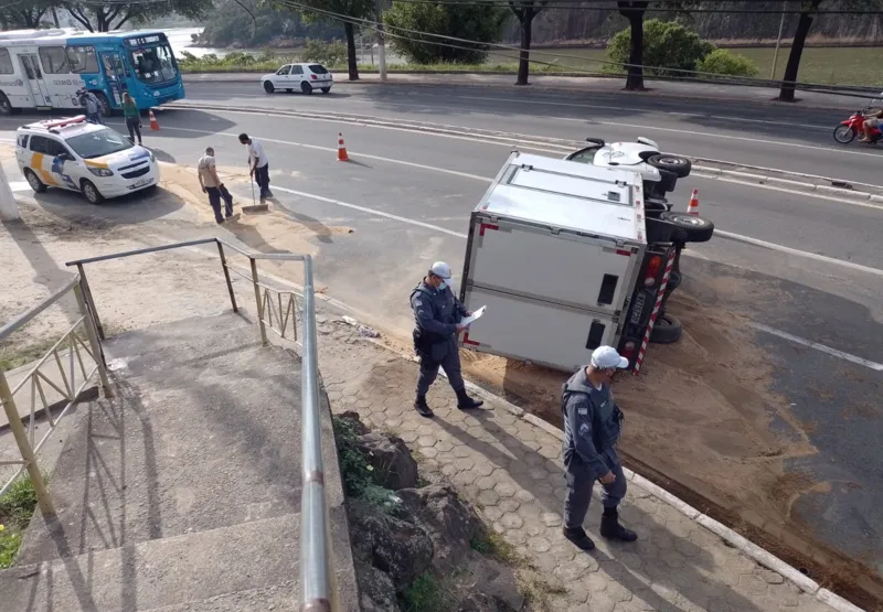 Caminhão tomba e motorista fica ferido na Curva do Saldanha.