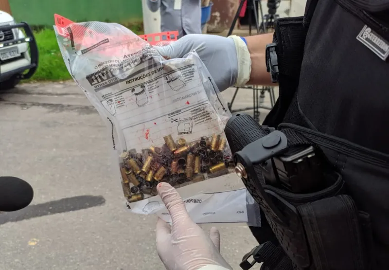 Perito mostra cápsulas recolhidas após tiroteio no bairro Planalto Serrano.