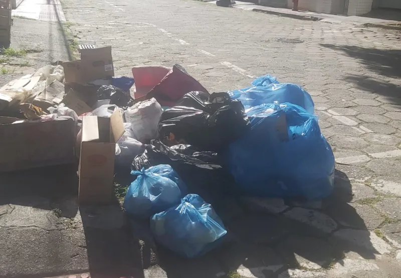 Lixo acumulado nas ruas de Jardim Camburi, em Vitória.