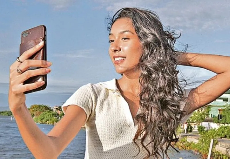 A modelo Estela Bomfim está de olho na promoção para fazer   suas selfies