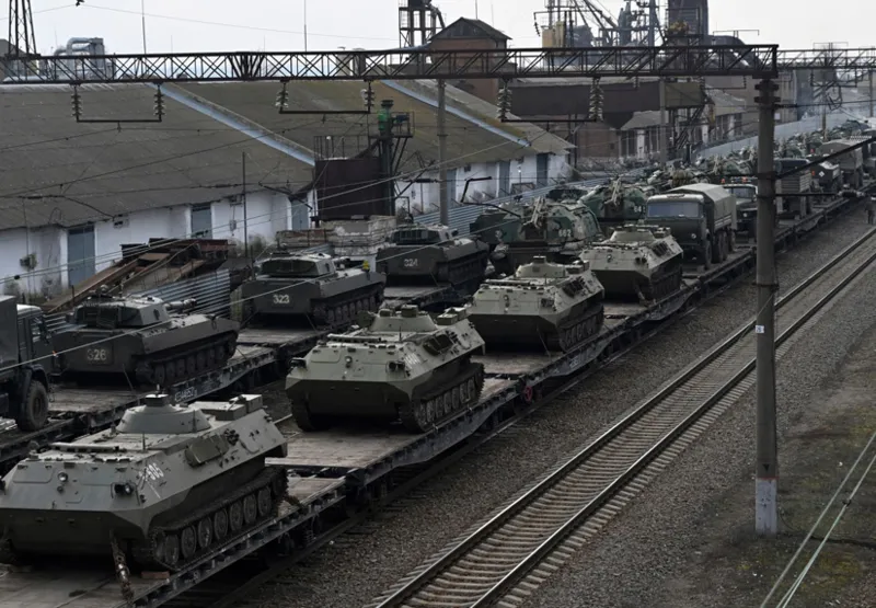 Veículos blindados russos são carregados em plataformas ferroviárias em uma estação ferroviária na região próxima à fronteira entre Rússia e Ucrânia, nas imediações de Rostov-on-Don, na Rússia