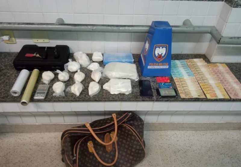 Entregadores de droga são presos R$ 600 mil em entorpecentes