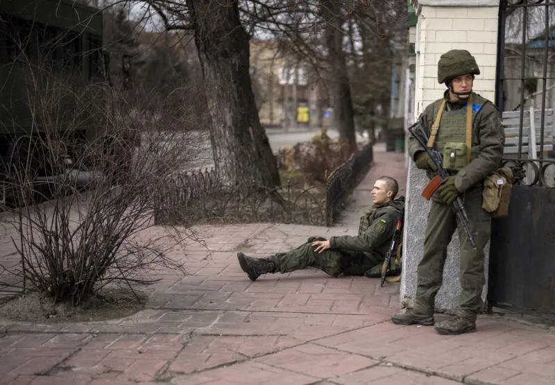Soldados ucranianos se posicionam dentro da cidade de Kiev, capital da Ucrânia, nesta sexta-feira (25)