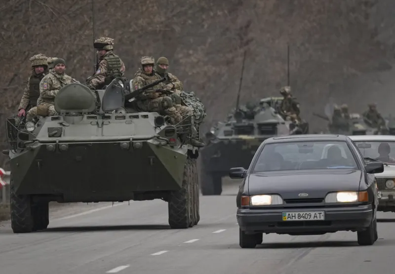 Militares ucranianos em carro blindado após invasão russa: futuro do confronto é incerto, mas próximas ações vão apontar o cenário no Leste Europeu
