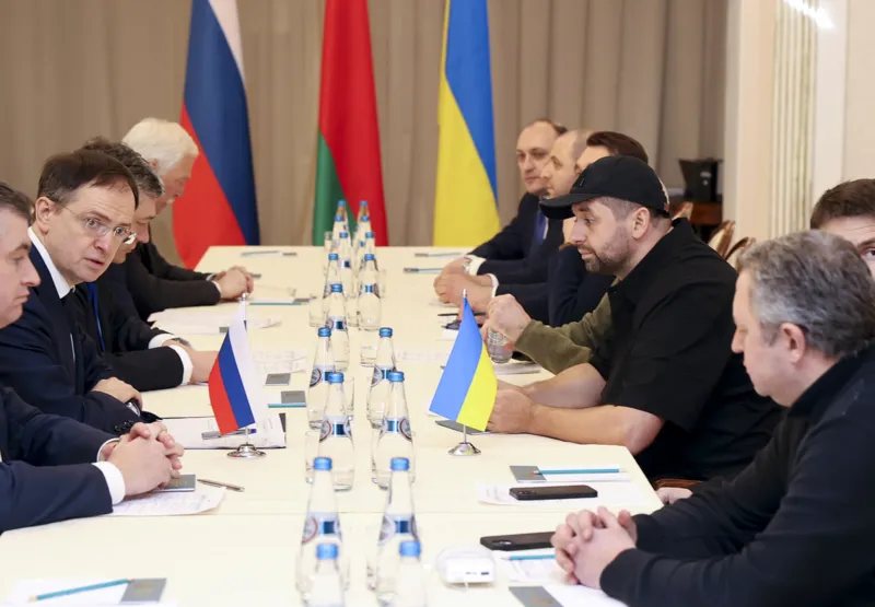 O chefe da delegação russa, Vladimir Medinsky (2º à esquerda), e Davyd Arakhamia   (3º à direita), líder do partido Servo do Povo no Parlamento ucraniano, participam de um encontro entre as delegações russas e ucranianas na região de Gomel, na   fronteira de Belarus, nesta segunda-feira, 28 de fevereiro, 2022
