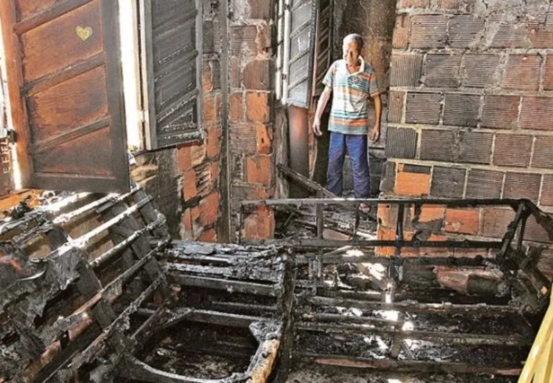 Antônio Vitorio  mostra como ficou casa após incêndio: “Queimou tudo dentro de casa e não sei o que fazer”