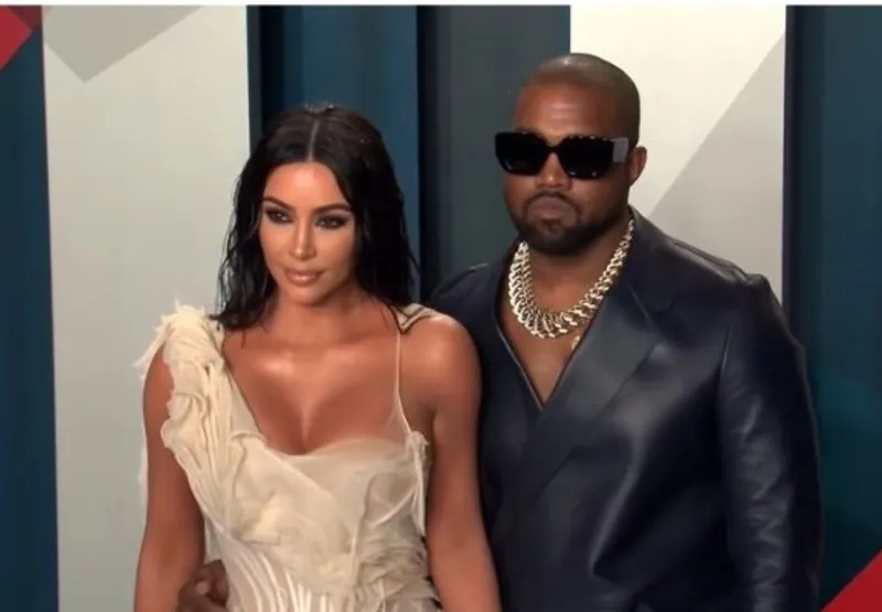 Kanye West enterra vivo e corta cabeça de namorado de Kim Kardashian em clipe