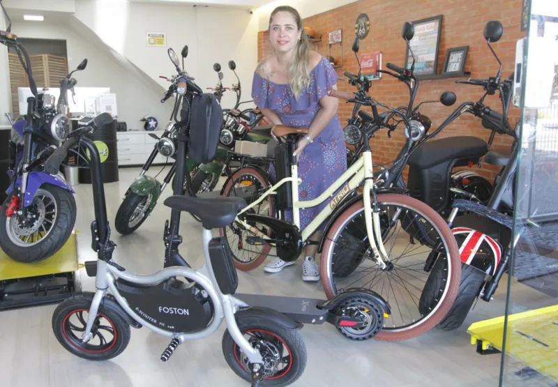 A empresária Franceila Deriz diz que a procura por bicicletas e patinetes aumentou desde o início da pandemia