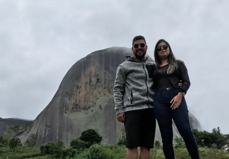 O casal Guilherme e Daniela mora em Guarapari, mas gosta de ir à Pedra Azul,  Região Serrana: belezas diferentes