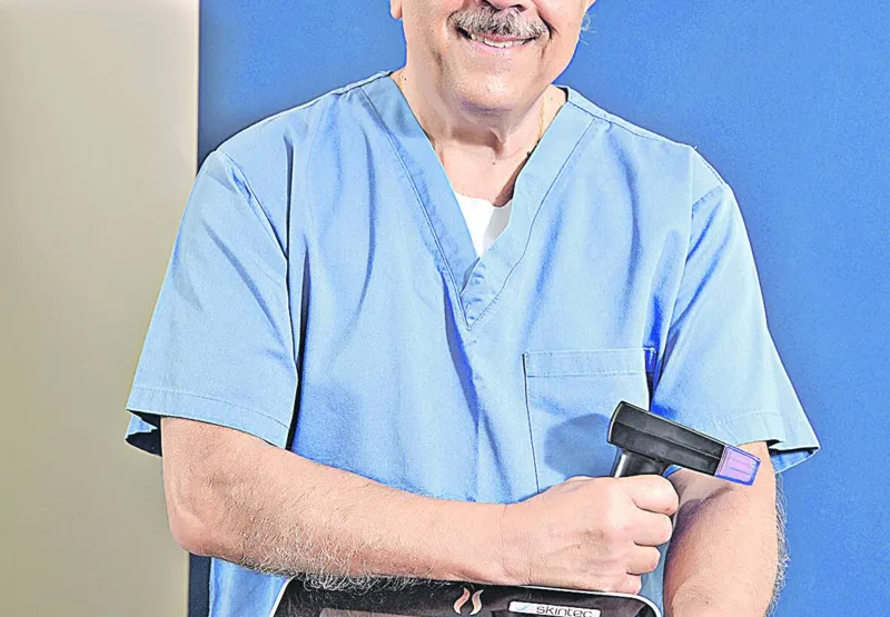 O cirurgião plástico Ariosto Santos mostra o aparelho BodyTite