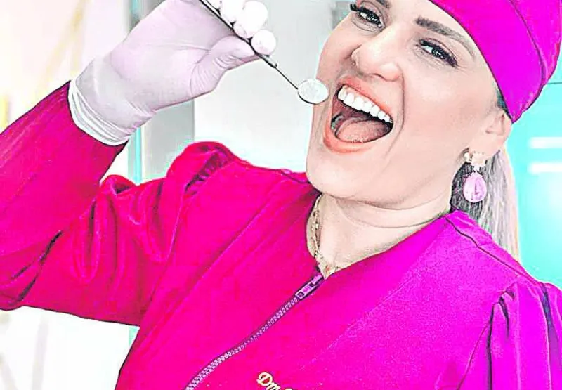 Natália Arantes é especialista em implantodontia e odontologia estética