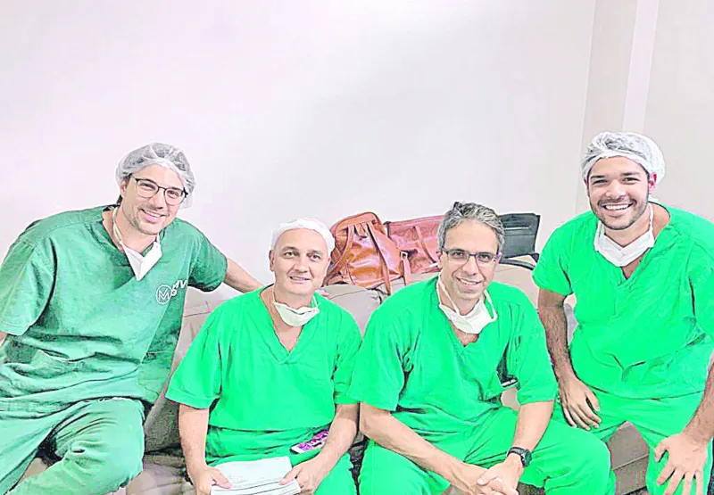 Urologistas Gustavo Ruschi Bechara, 
Walas Silvério da Rocha, Rodrigo Tristão e Henrique Barbosa de Menezes formam a equipe da   Urovitória