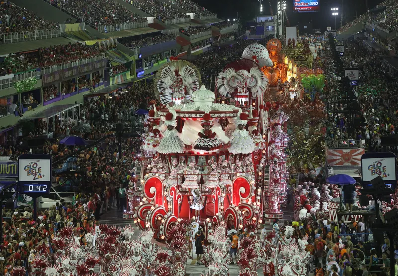 Desfile da atual campeã, a Viradouro, no Carnaval de 2020: candidata ao bicampeonato