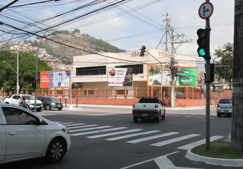 Cruzamento da Rua das Palmeiras com a avenida Leitão da Silva, onde sinalização é ignorada por motoristas