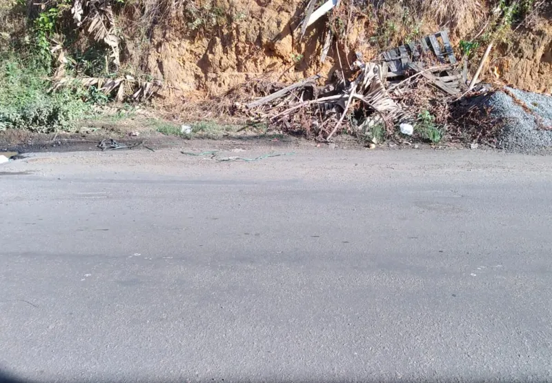 Bronca:


Calçadas bloqueadas por carros, entulhos e mato, na rua Ana Paula, em Primavera, Viana



Foto da leitora Yamara Campos Teixeira