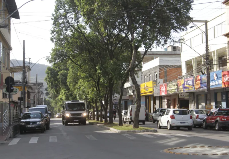Avenida Cariacica tem fluxo de moradores, comerciantes e visitantes