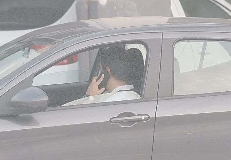Motorista usa o celular no trânsito:  6.275 infrações entre janeiro e abril deste ano no Estado.