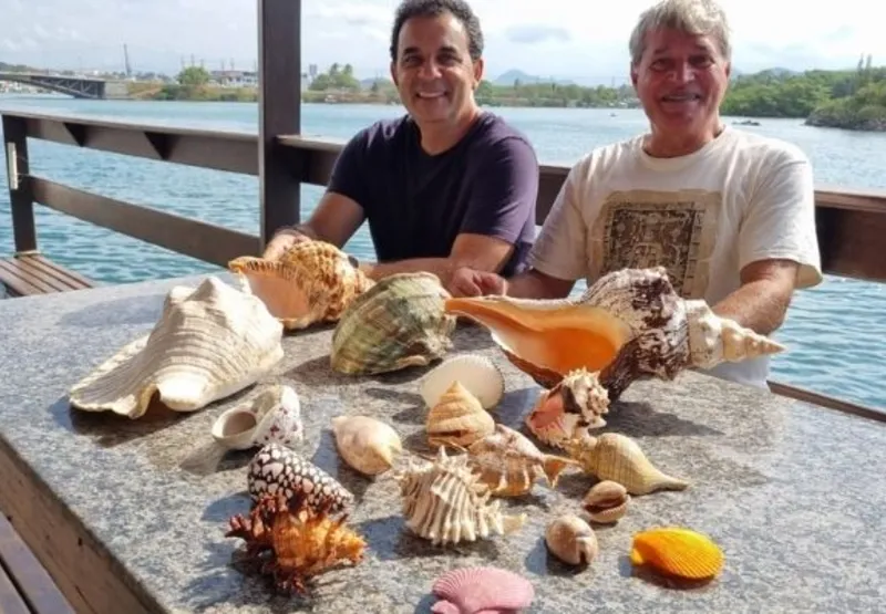 Luiz Couto e Afonso Jório mostram coleção de conchas. No destaque, peça encontrada  na expedição.