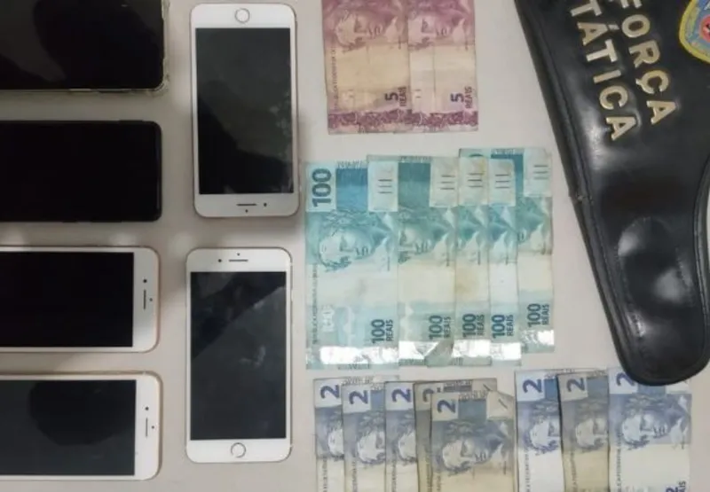 Com o trio que roubou a família foram apreendidos dinheiro e aparelhos celulares das vítimas.
