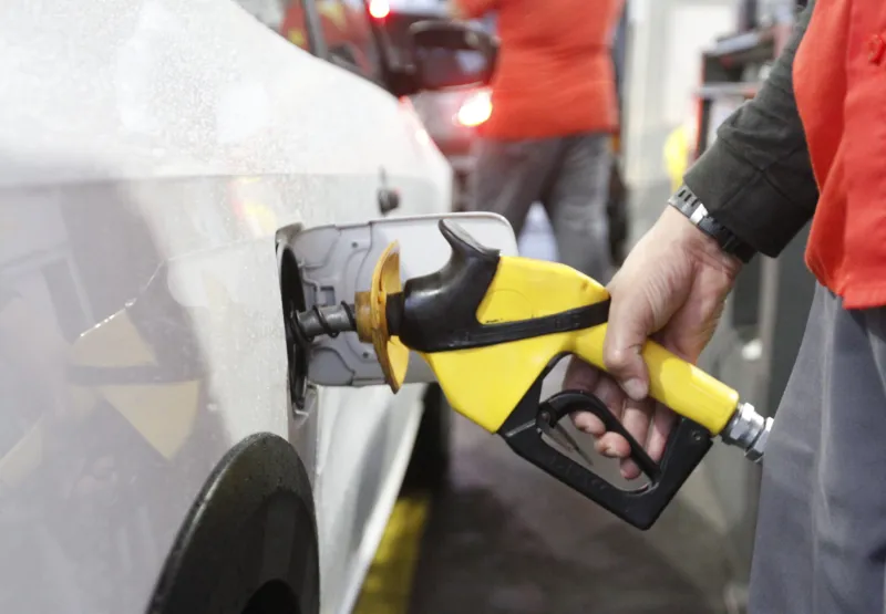 "A previsão é cair por volta de R$ 2 o litro da gasolina e cair por volta de R$ 1 o preço do diesel", disse o presidente