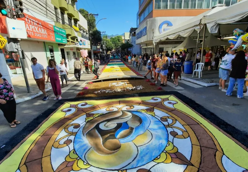 As cores e os temas dos tapetes confeccionados nas ruas de Castelo chamaram a atenção de quem passou pela festa de Corpus Christi da cidade