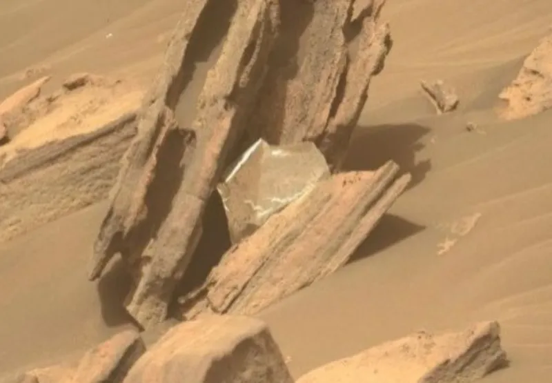 O inusitado do fato, segundo a Nasa, é que o objeto foi encontrado a cerca de 2km de distância do pouso do robô.