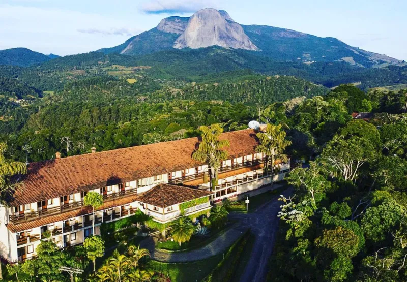 Hotel Eco da Floresta e a Pedra Azul ao fundo: opção para toda a família