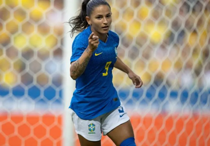 Debinha marcou o gol para o Brasil, que perdeu de 1 a 3 para a Suécia.