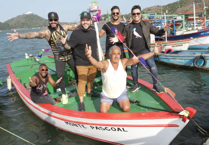 Os cantores Leley, Reder Matos, Maycon Sarmento, Kadu Vieira e Rodrigo Balla com o pescador Belmiro Martins